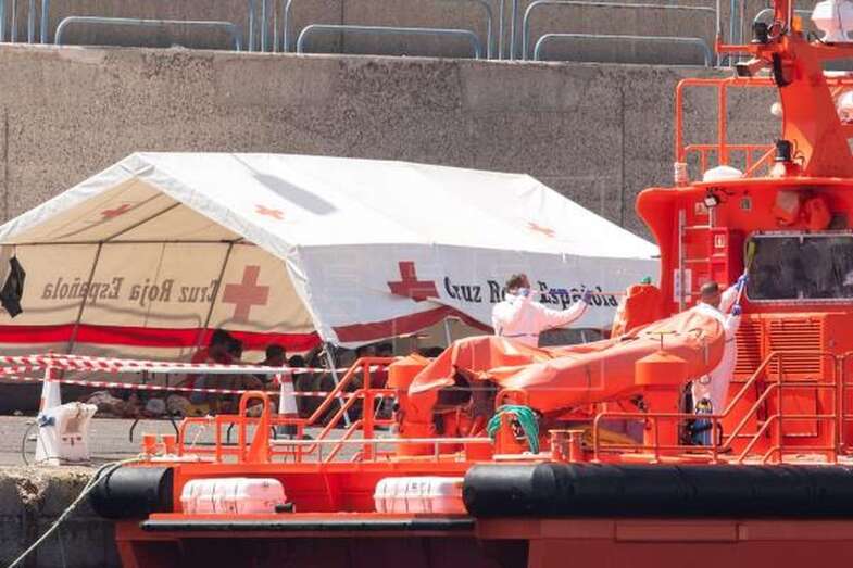 La salvamar Menkalinán desembarcará a los migrantes en Arguineguín (Foto EFE / Quique Curbelo)